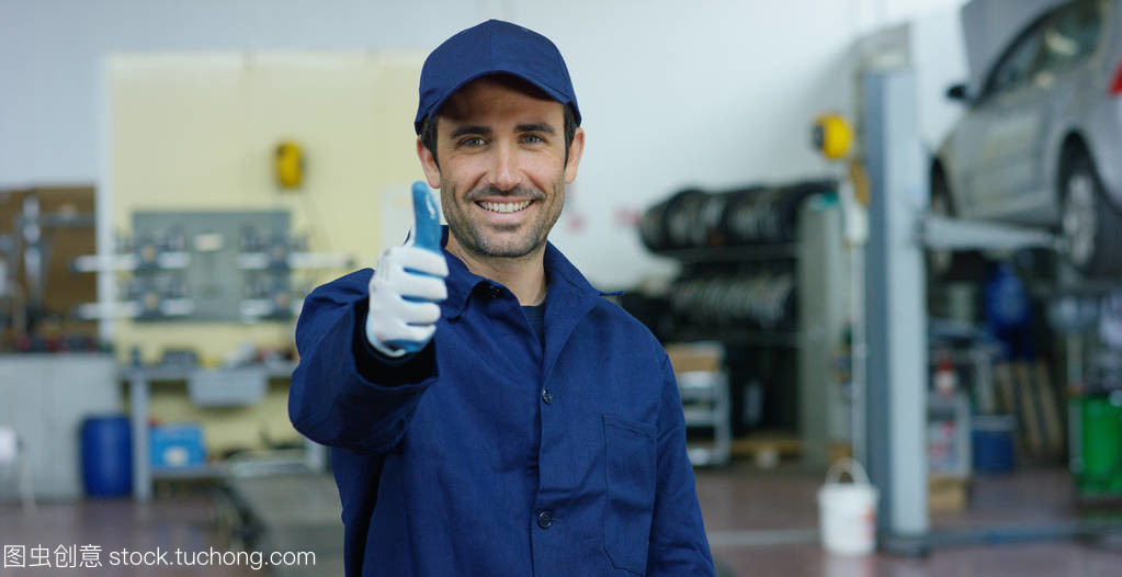 年轻女技工的汽车车间 幕后服务的精湛技艺